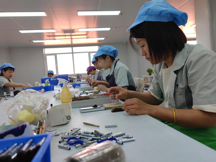 河北青縣：小小化粧刷 “刷”出大産業_fororder_圖片58
