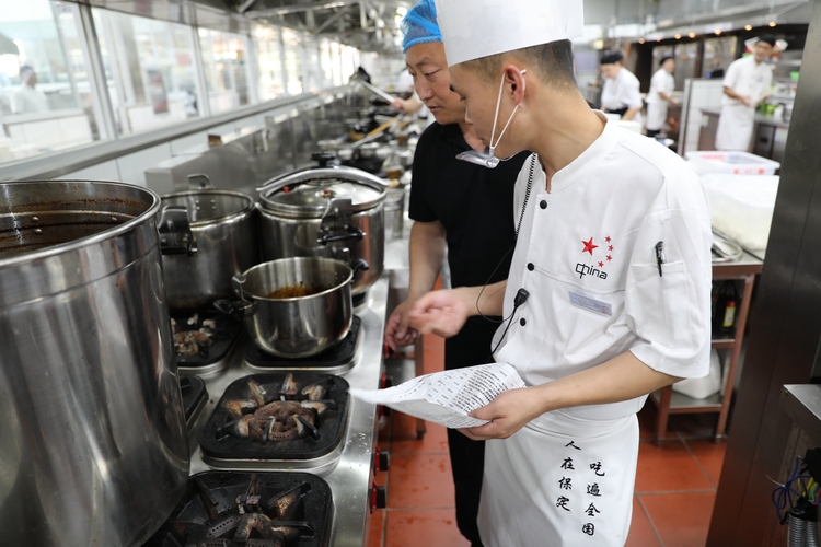 （原創）保定市滿城區：擰緊“安全閥”隱患大排查_fororder_工作人員檢查餐飲後廚爐灶 攝影 宋王晗.JPG