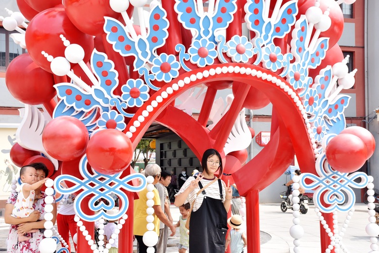 （原創）河北清苑：“宋風雅集”展古韻 老舊市場煥新顏_fororder_市民在興苑市場內拍照遊玩， 趙琪攝.JPG