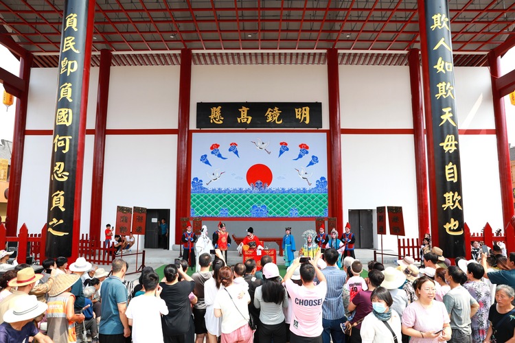 （原創）河北清苑：“宋風雅集”展古韻 老舊市場煥新顏_fororder_國家級非遺清苑哈哈腔表演吸引了眾多市民駐足觀看。 趙琪攝