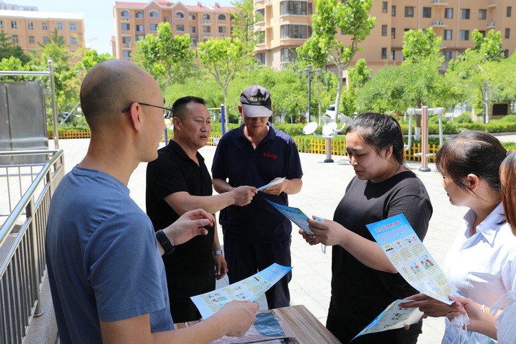 （原創）保定市滿城區：擰緊“安全閥”隱患大排查_fororder_向附近居住居民發放安全使用明白紙  攝影 宋王晗.JPG
