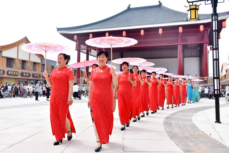 （原創）河北清苑：“宋風雅集”展古韻 老舊市場煥新顏_fororder_開街儀式現場旗袍秀。 趙琪攝.JPG