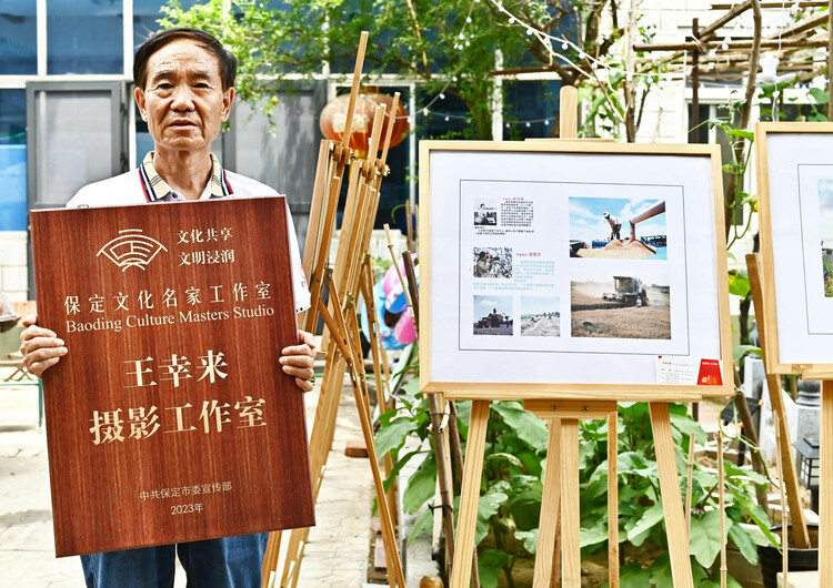 （原創）河北安國：文化名家舉辦“藥都四季”攝影作品展_fororder_攝影工作室創辦人王幸來。王幸來供圖