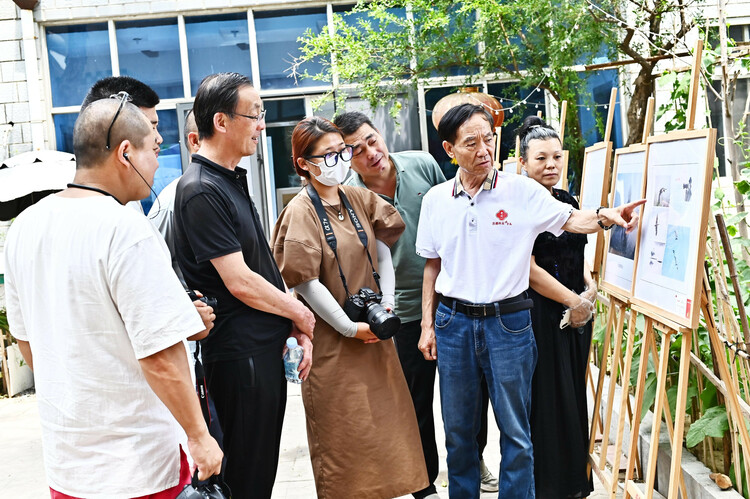 （原創）河北安國：文化名家舉辦“藥都四季”攝影作品展_fororder_王幸來同攝影愛好者交流創作體會。王幸來供圖
