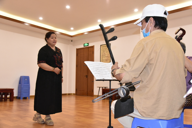 石家莊裕華區：打造綠園多功能黨群活動中心_fororder_居民們進行戲曲交流.JPG