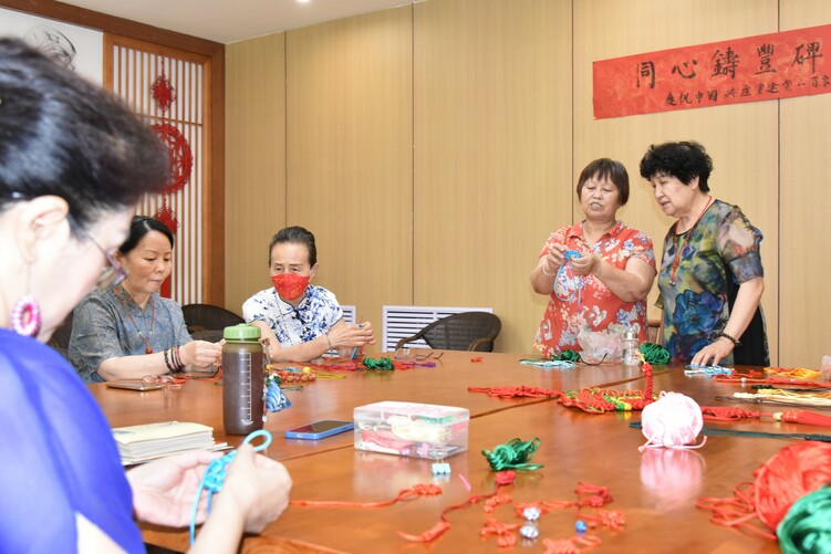 石家莊裕華區：打造綠園多功能黨群活動中心_fororder_居民們學習編制“中國結”1.JPG