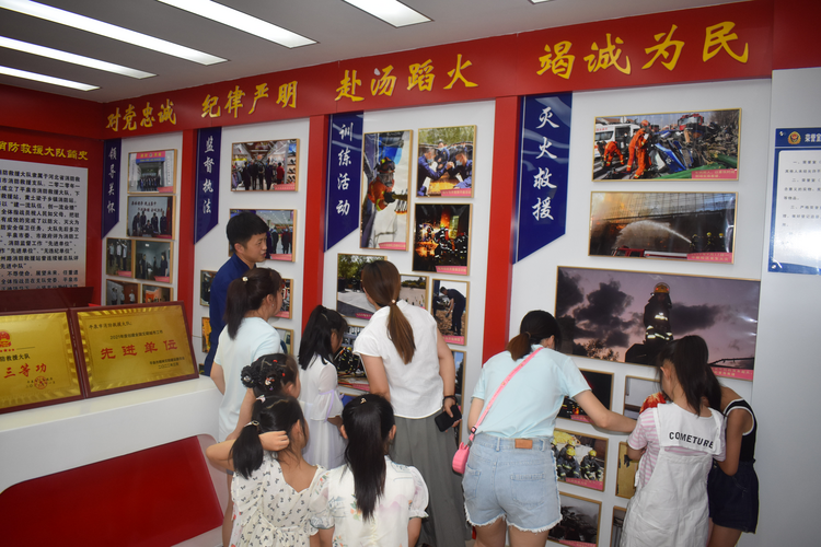 河北平泉：消防站開放日 萌娃“零距離”體驗“火焰藍”_fororder_圖片4