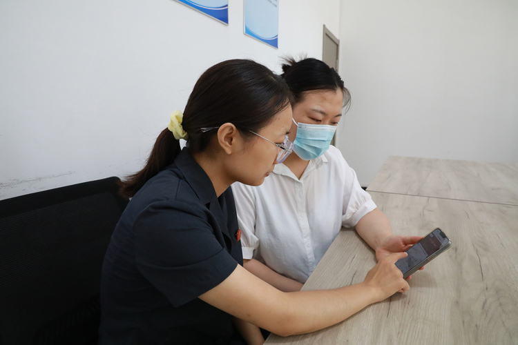圖片默認標題_fororder_清苑區人民法院訴訟服務中心幹警指導當事人網上立案。攝影 王磊