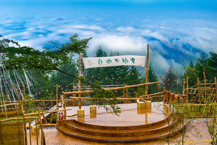 河北淶源：高溫催生“清涼經濟” 白石山夏季遊持續升溫_fororder_4