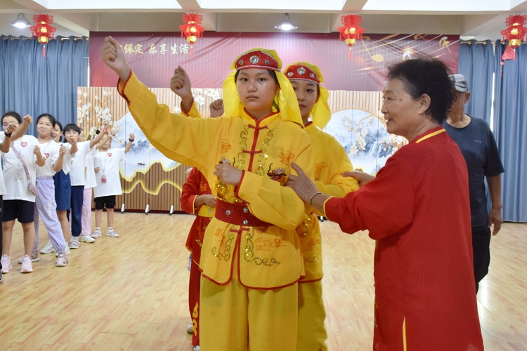 圖片默認標題_fororder_青少年學習清苑繡球龍燈動作要領。劉一諾攝.JPG
