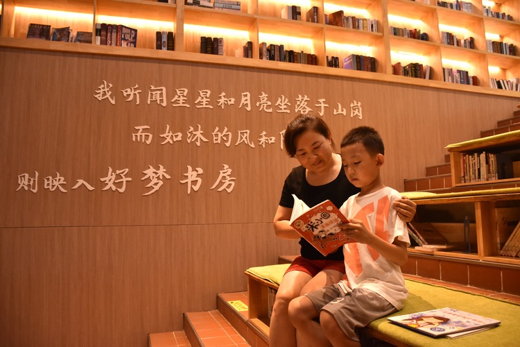 河北清苑：多彩假期 “暑”我精彩_fororder_家長與孩子共同參加讀書活動。 趙琪攝.JPG