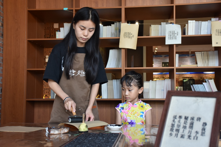 河北清苑：多彩假期 “暑”我精彩_fororder_小朋友學習活字印刷。 趙琪攝.JPG