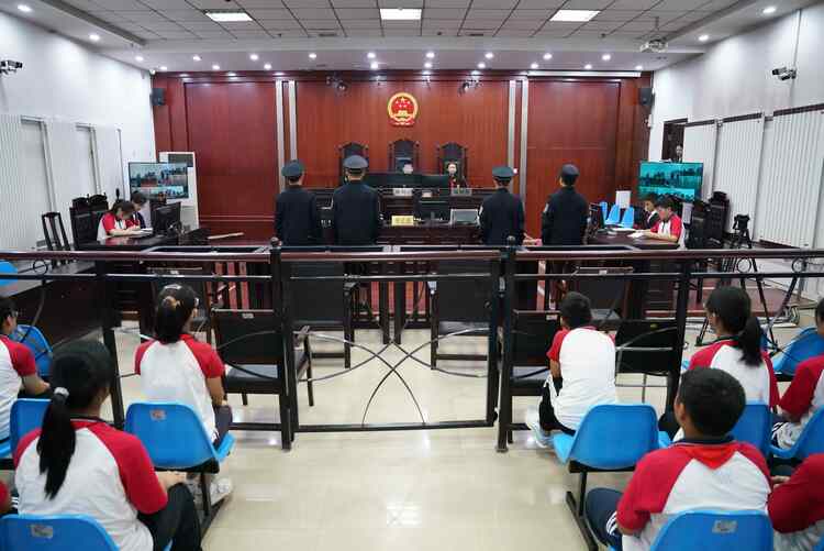 圖片默認標題_fororder_學生“沉浸式”體驗模擬庭審現場。    攝影 王磊