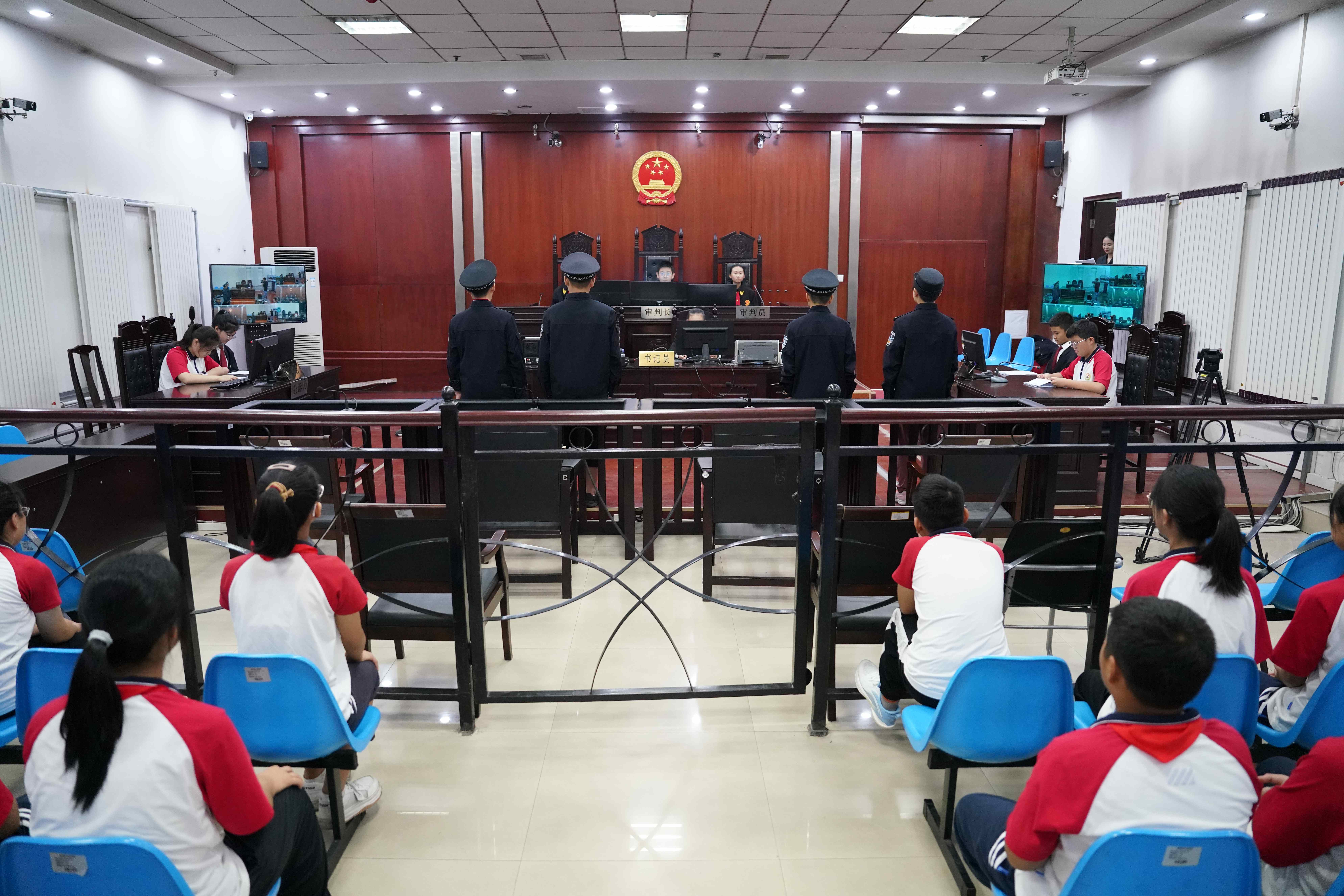 圖片默認標題_fororder_學生“沉浸式”體驗模擬庭審現場。    攝影 王磊