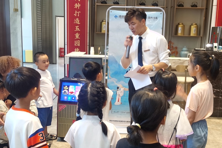 圖片默認標題_fororder_“少兒古詩手工貼畫”活動現場誦讀經典詩詞。王俊攝