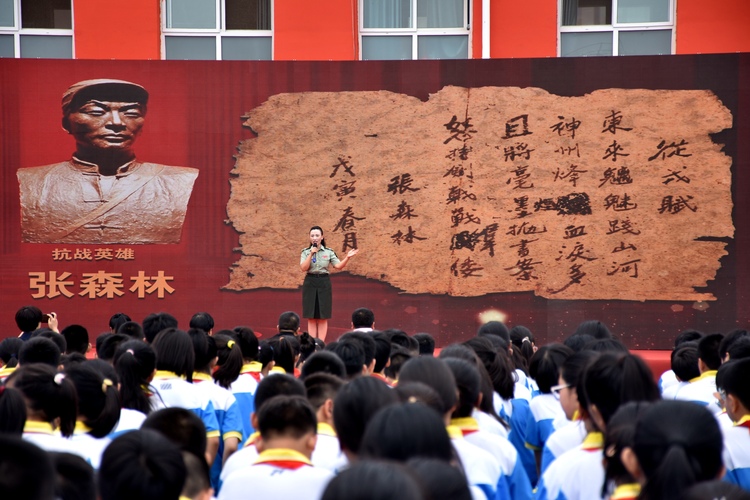 河北清苑：紅色文化進校園 革命精神潤心田_fororder_紅色文化宣傳隊隊員為同學們講述抗戰英雄張森林的光輝事跡。 趙琪攝.JPG