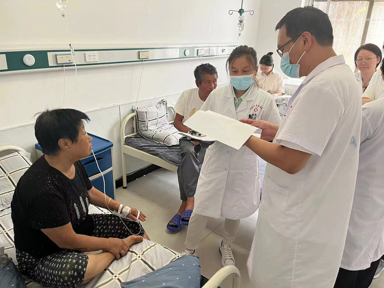 圖片默認標題_fororder_中醫院醫生醫生教學查房。史明華攝