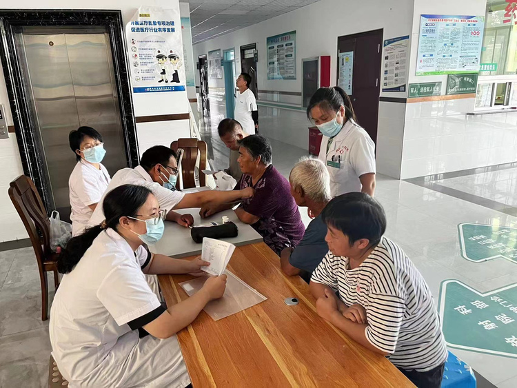 圖片默認標題_fororder_安國市中醫院醫生開展義診活動。史明華攝