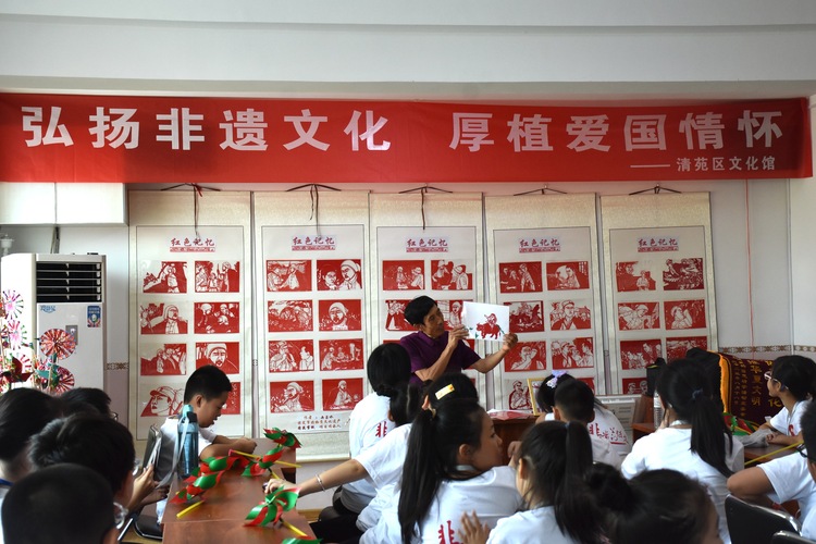 圖片默認標題_fororder_清苑曹莊村剪紙非遺傳承人冉佔水介紹剪紙作品。劉一諾攝.JPG