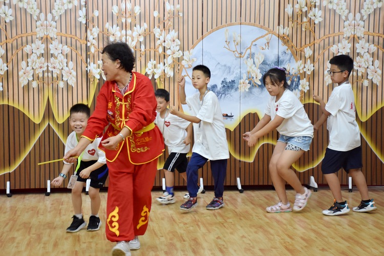 圖片默認標題_fororder_青少年沉浸式體驗清苑繡球龍燈動作要領。劉一諾攝.JPG