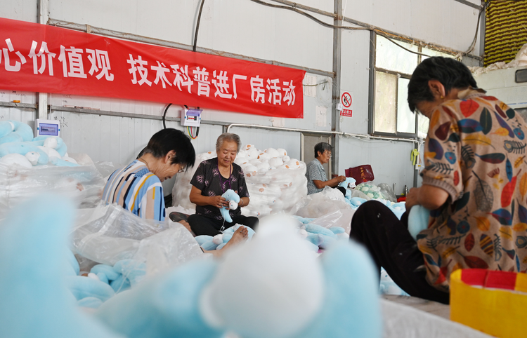 河北鹽山：毛絨玩具加工忙  拓寬村民增收路_fororder_圖片7