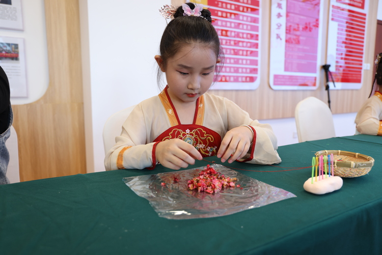 圖片默認標題_fororder_孩子們用鳳仙花染指甲。史肖肖攝.JPG