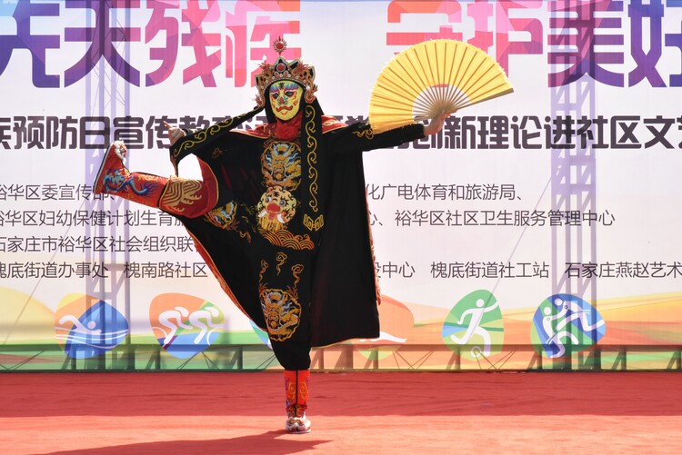 石家莊市裕華區舉辦殘疾預防宣傳教育暨黨的創新理論進社區”文藝宣進活動_fororder_藝術團演員展示川劇變臉.JPG