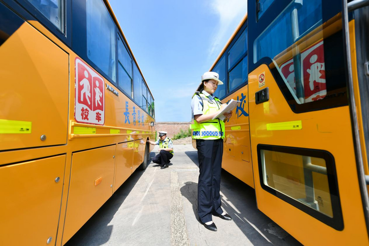 邯鄲冀南新區：校車“體檢”迎開學 護航平安上學路_fororder_圖片4