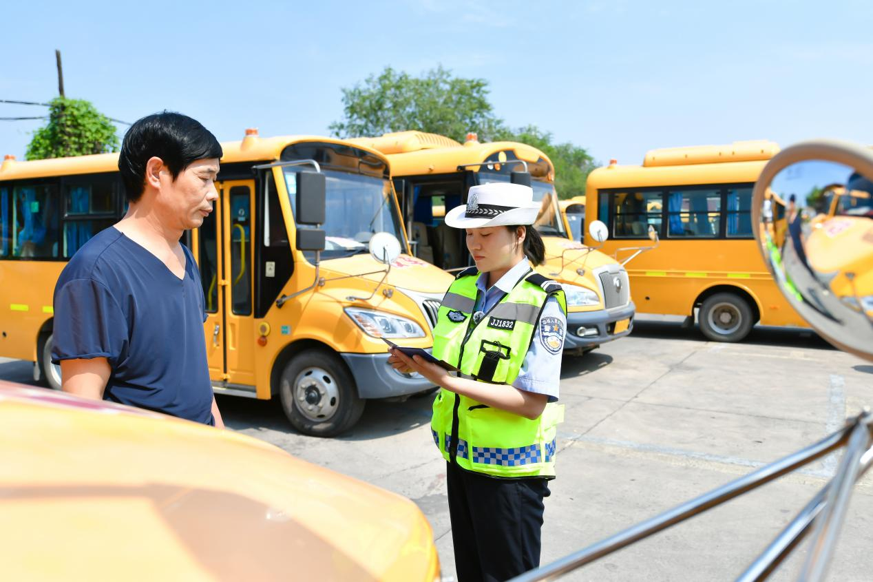 邯鄲冀南新區：校車“體檢”迎開學 護航平安上學路_fororder_圖片2