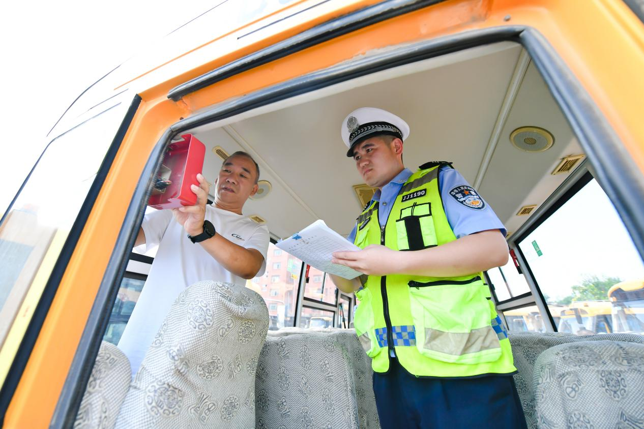 邯鄲冀南新區：校車“體檢”迎開學 護航平安上學路_fororder_圖片5