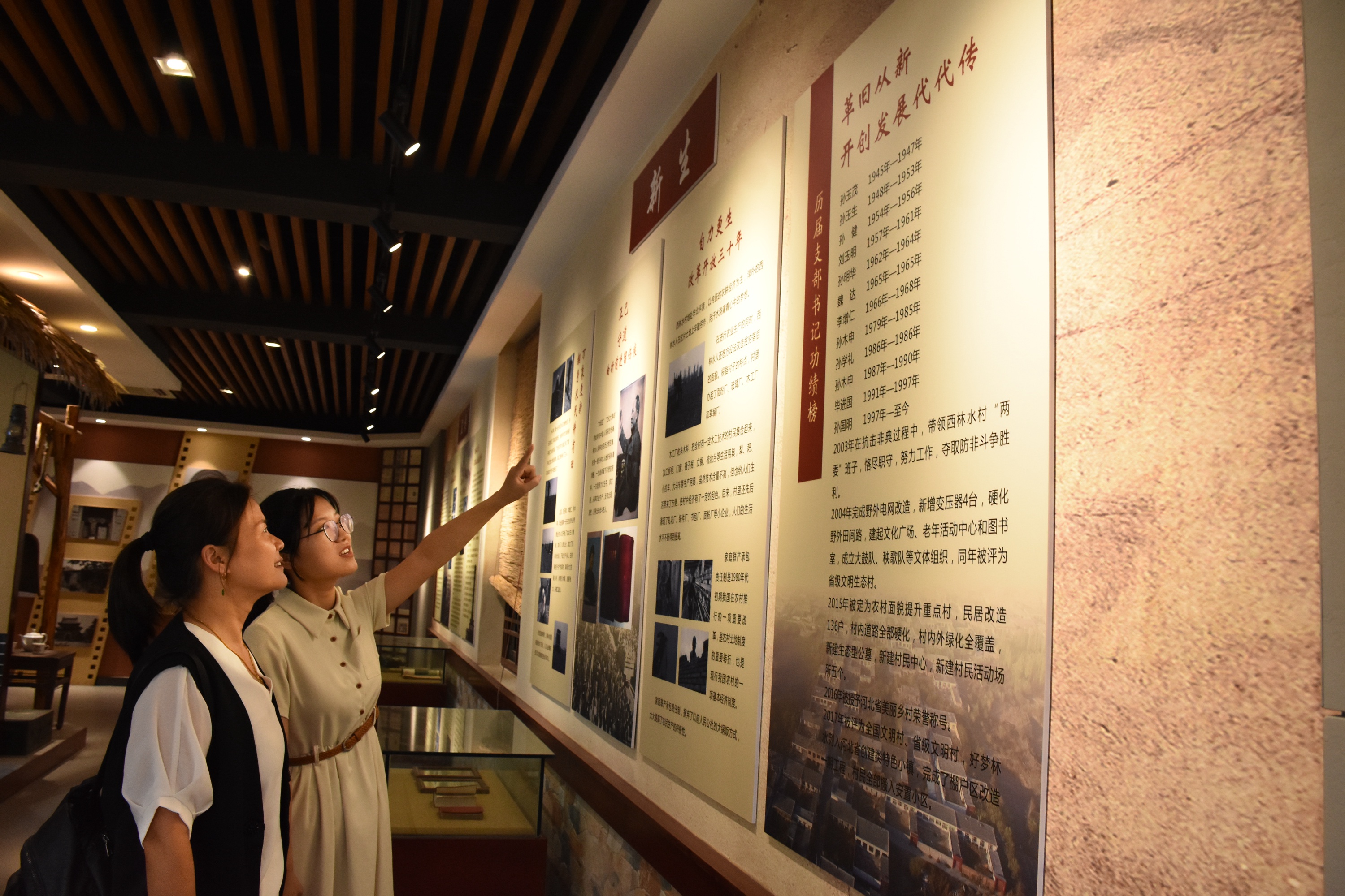 （原創）河北清苑：實現新時代文明實踐活動城鄉全覆蓋_fororder_參會人員走進西林水村新時代文明實踐站進行實地觀摩。 趙琪攝.JPG
