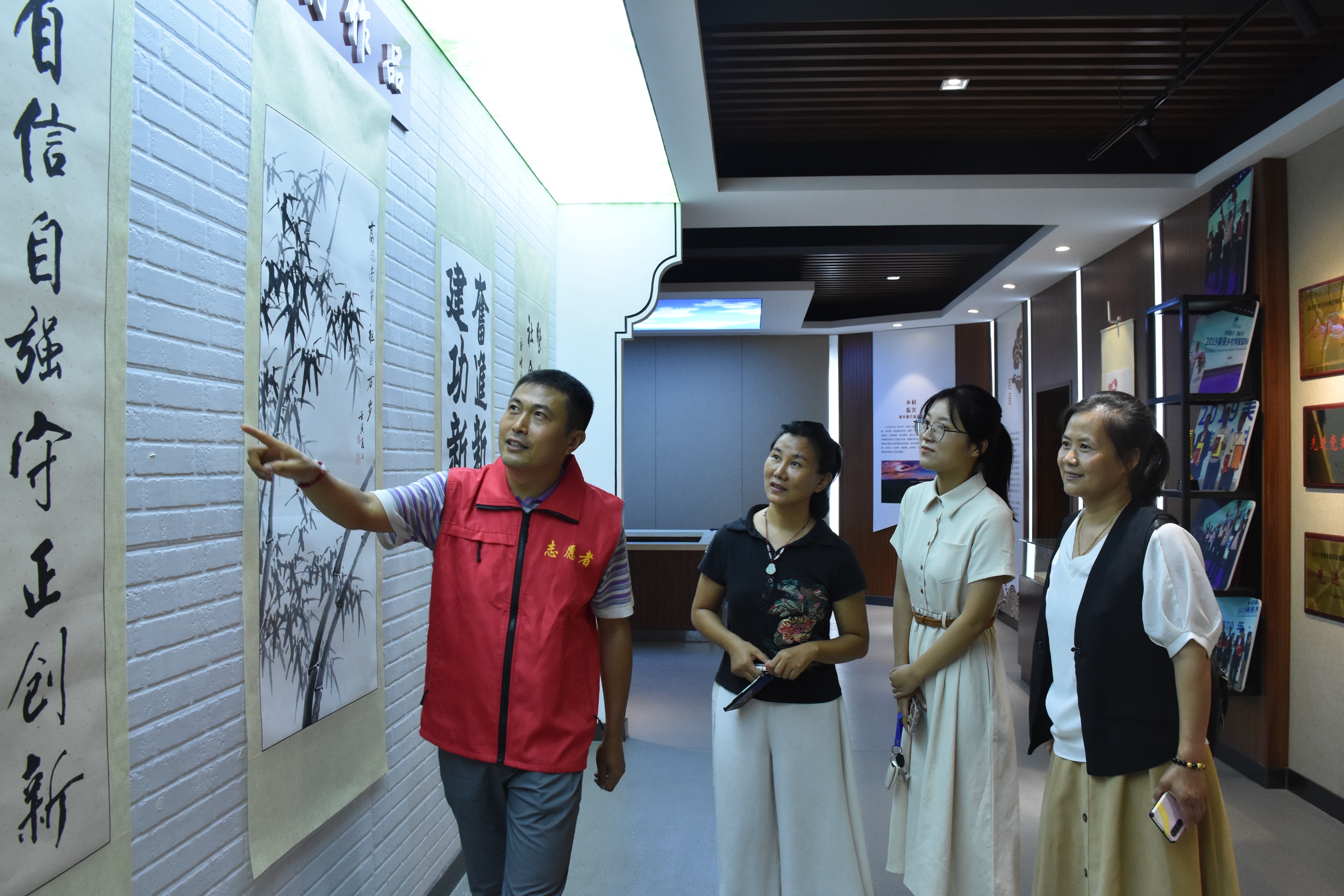 （原創）河北清苑：實現新時代文明實踐活動城鄉全覆蓋_fororder_參會人員參觀西林水村新時代文明實踐站各類活動場所。 趙琪攝.JPG
