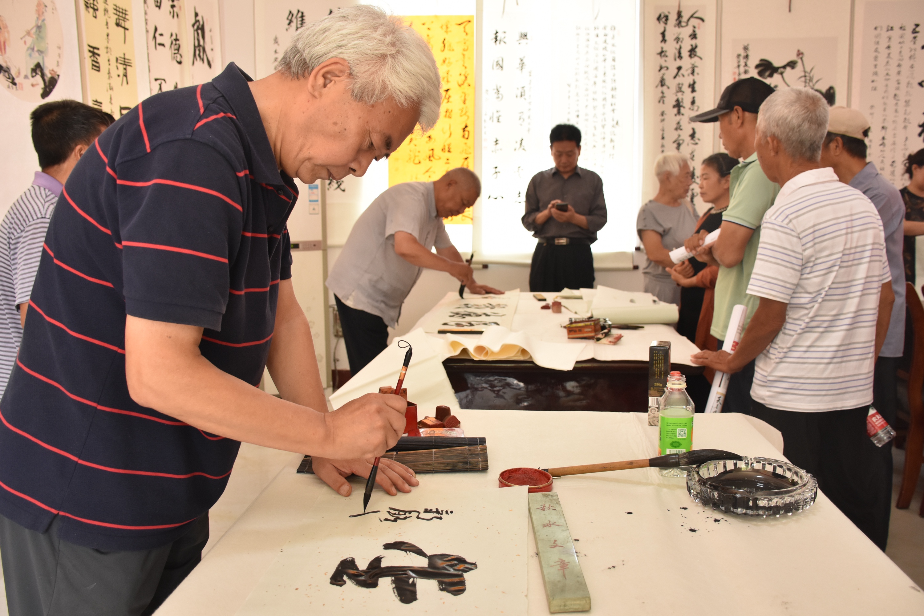 （原創）河北清苑：實現新時代文明實踐活動城鄉全覆蓋_fororder_新時代文明實踐站開展的農民書畫活動。 趙琪攝.JPG