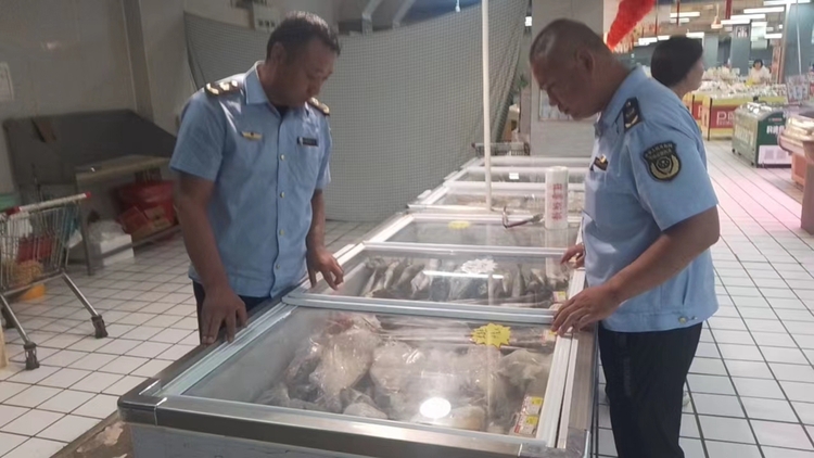 圖片默認標題_fororder_滿城區市場監管部門檢查水産品 攝影 賈林靜