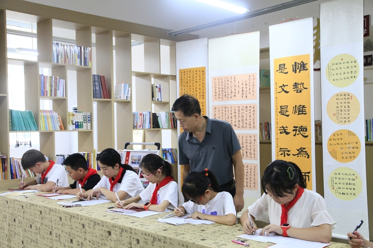 圖片默認標題_fororder_滿城區公益書法進社區活動現場 攝影 郝磊晶