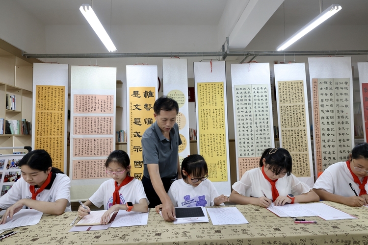 圖片默認標題_fororder_書法名家指導學生硬筆技巧 攝影 郝磊晶