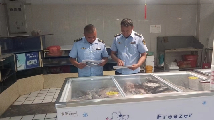 圖片默認標題_fororder_滿城區市場監管部門查看進口水産品臺賬 攝影 賈林靜