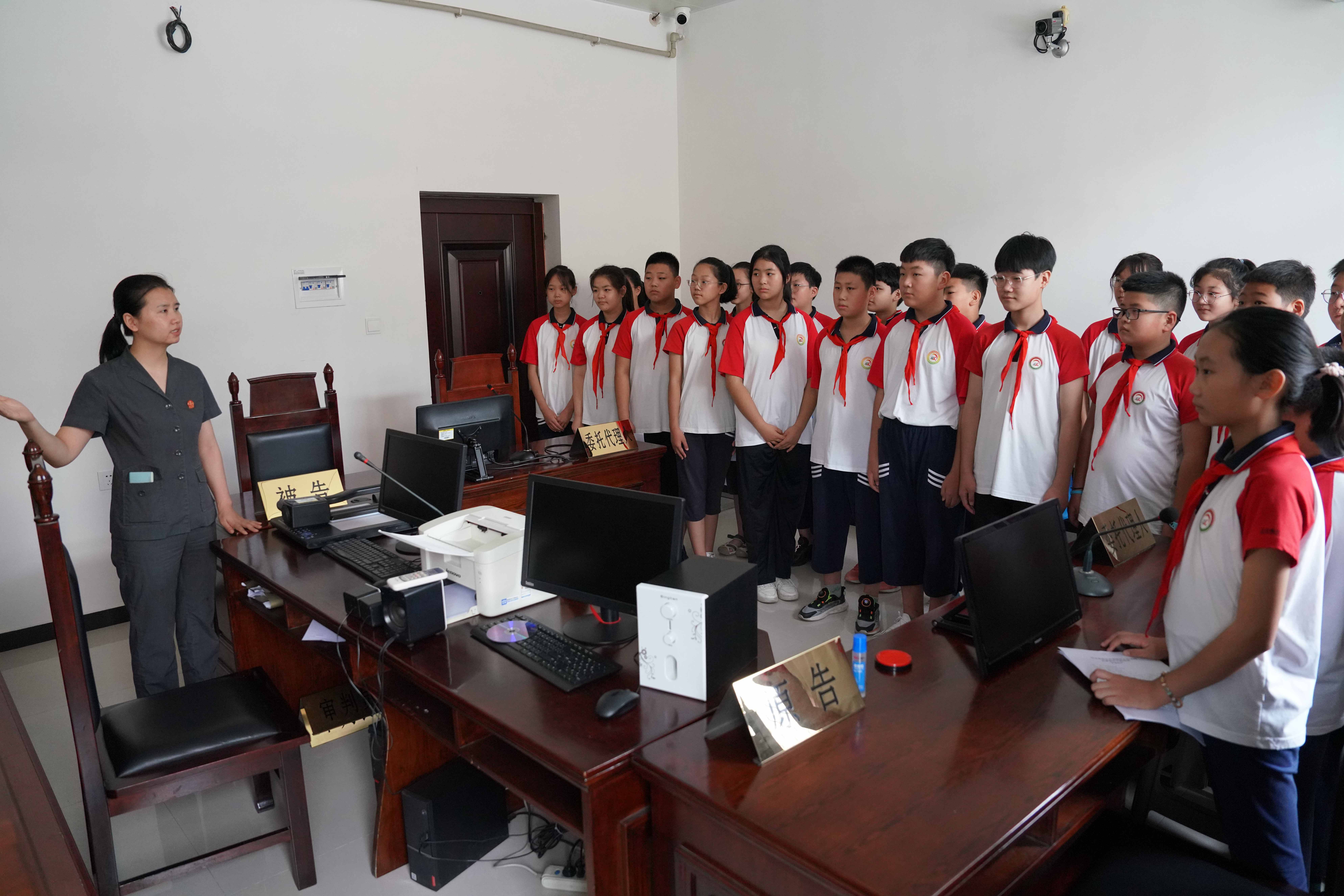 圖片默認標題_fororder_清苑區人民法院工作人員帶領學生參觀審判庭。       攝影 王磊