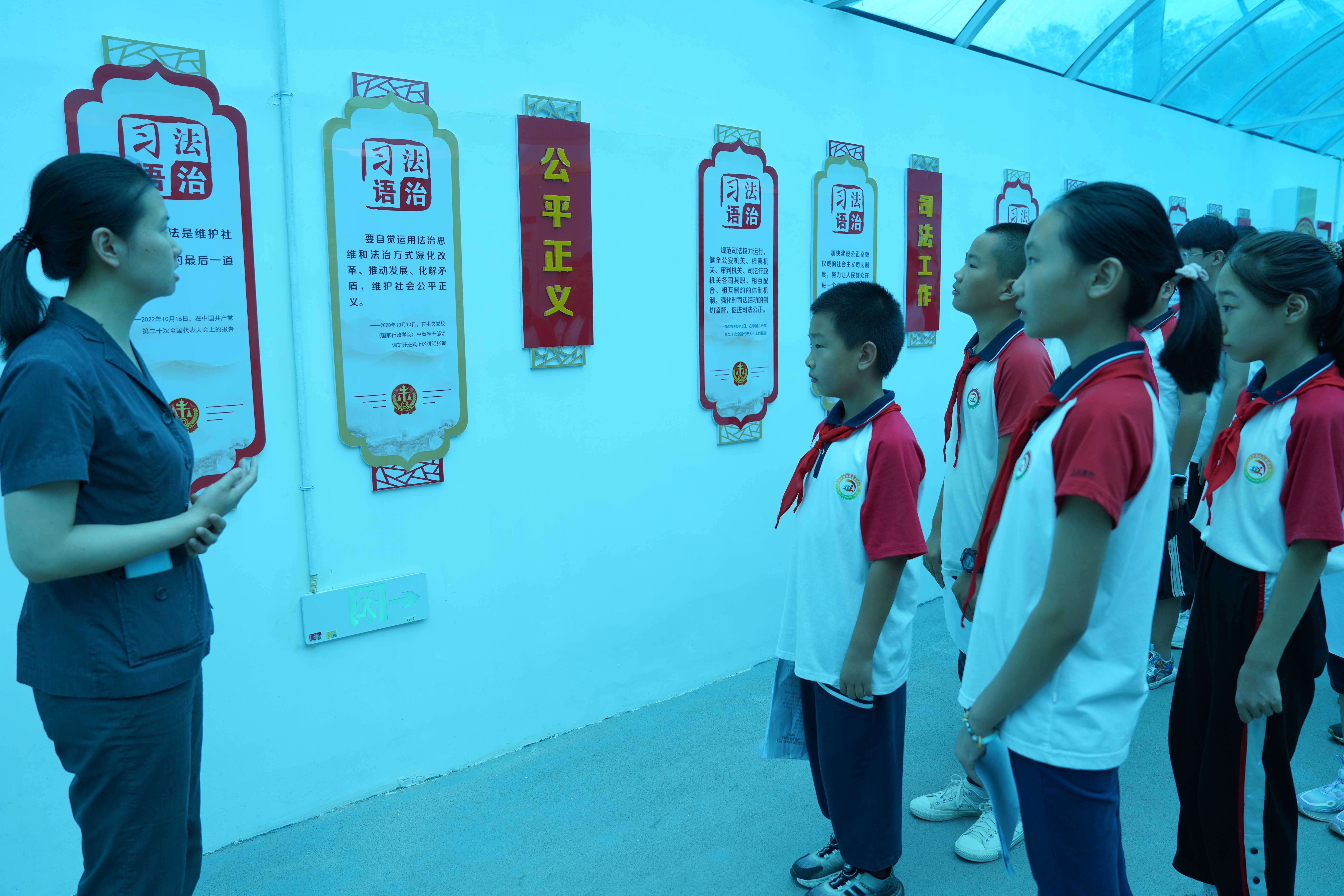 圖片默認標題_fororder_清苑區人民法院工作人員帶領學生參觀法治文化長廊。    攝影 王磊
