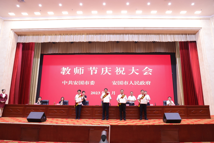 圖片默認標題_fororder_圖為受表彰先進個人代表。李青默攝.JPG