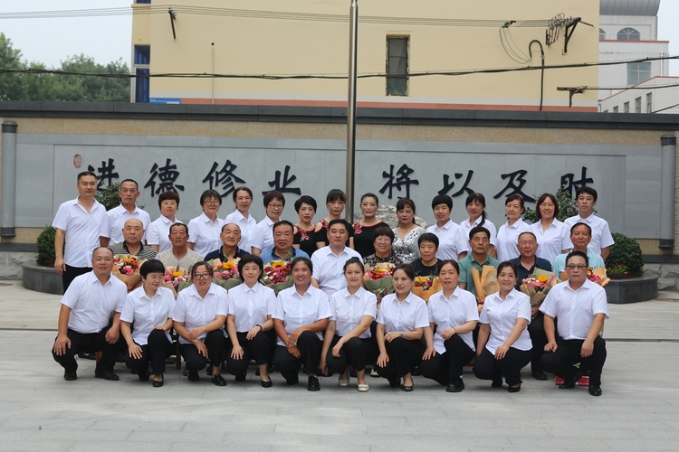 保定市滿城區：躬耕杏壇映芳華 共敘桑榆慶佳節_fororder_滿城開放大學退休教師員工合影 攝影 康小江
