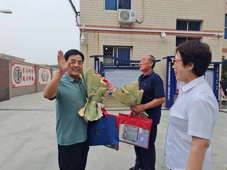 保定市滿城區：躬耕杏壇映芳華 共敘桑榆慶佳節_fororder_滿城區退休教師內心喜悅之情溢於言表 攝影 康小江