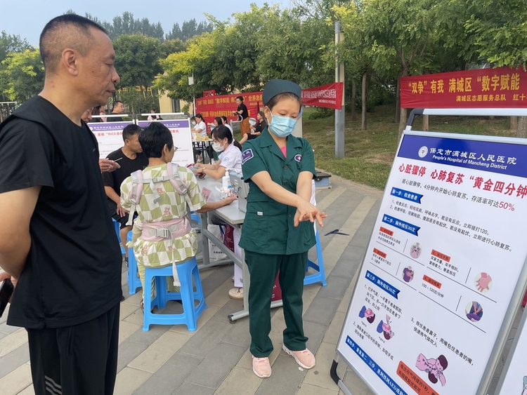 圖片默認標題_fororder_滿城區急救醫務工作者為群眾展示心肺復蘇術手勢 攝影 趙向楠