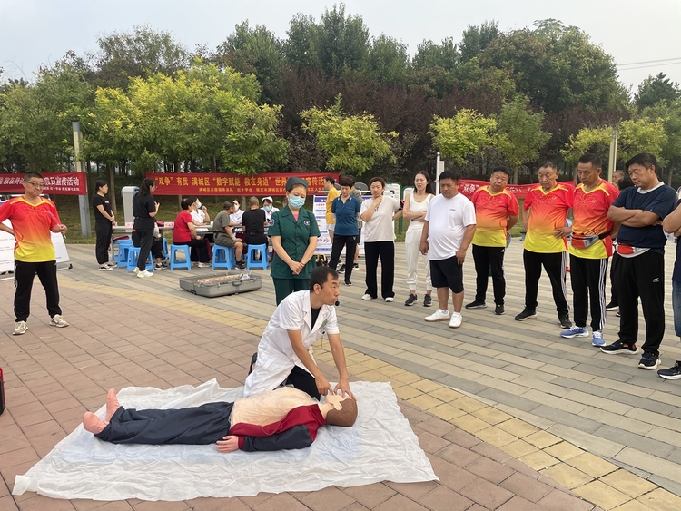 圖片默認標題_fororder_滿城區醫務人員講解人工呼吸法 攝影 趙向楠