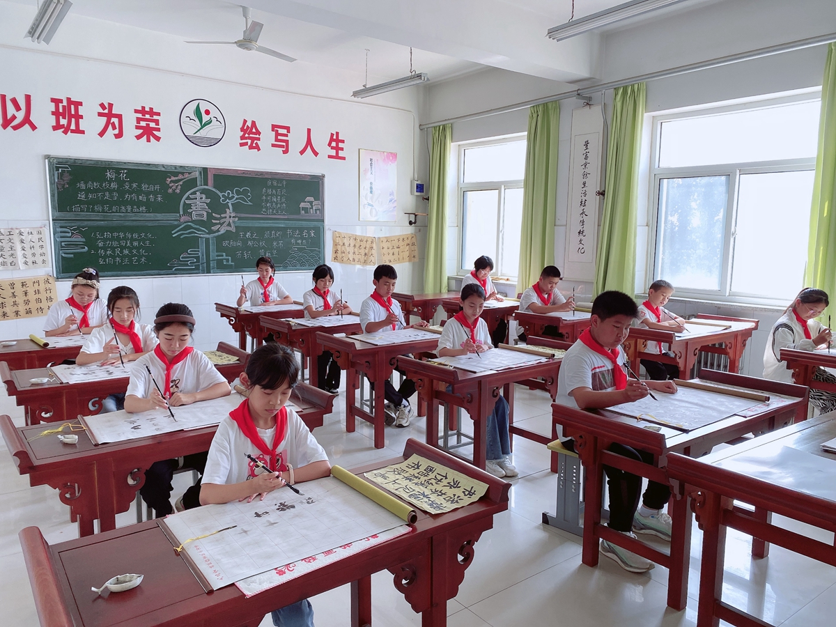 圖片默認標題_fororder_書法社團學生在自由練習 攝影 張燦燦