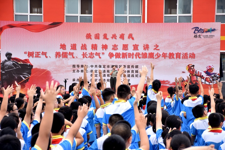 河北清苑：紅色文化進校園 革命精神潤心田_fororder_同學們踴躍參與黨史知識問答。 趙琪攝.JPG