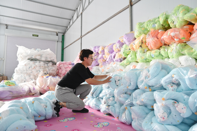 河北鹽山：毛絨玩具加工忙  拓寬村民增收路_fororder_圖片9