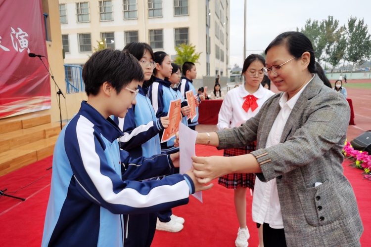 唐山開平：詩頌祖國  禮讚華夏_fororder_圖5：圖為老師為獲獎班級頒發獎狀