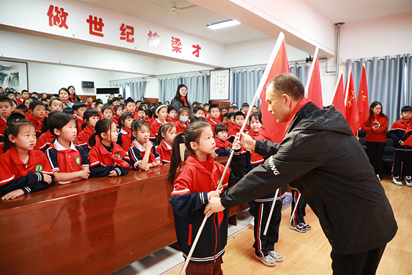 保定市滿城區：擁抱新時代 童心永向黨_fororder_新入隊隊員接過鮮紅的少先隊旗 攝影 李靜