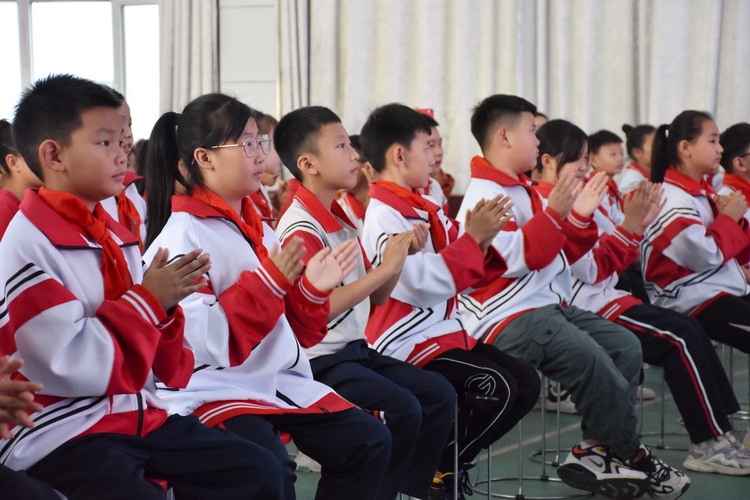 圖片默認標題_fororder_學生觀看清苑區少先隊建隊日主題文藝匯演。趙琪攝.JPG